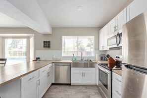 Fridge, microwave, oven, stovetop - Desert Escape in Chandler – Pool, Games & Modern Comfort (Chandler)