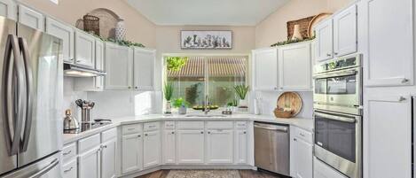 Frigorífico, microondas, horno y placa de cocina