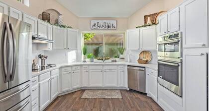 Luxe Tempe Retreat | Heated Pool, Putting Green & Firepit Oasis