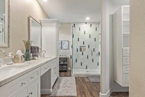 Shower, hair dryer, towels - Palomino Landing with Heated Pool, Golf - 5B/3B Private Luxury Tempe Home (Tempe)