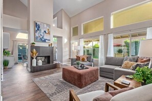 Smart TV, fireplace