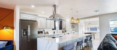 Refrigerador, microondas, horno y parrilla de estufa