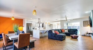 Fernseher, Kamin, Tischtennisplatte