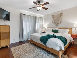 2 室のベッドルーム、WiFi (無料)、ベッドシーツ