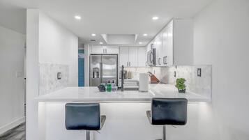 Køleskab, mikrobølgeovn, ovn, kogeplade