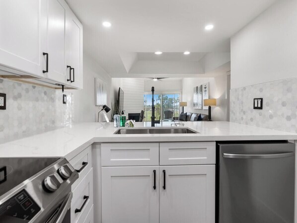 Fridge, microwave, oven, stovetop - Scottsdale Golf View – Fairway Views in Old Town! (Scottsdale)