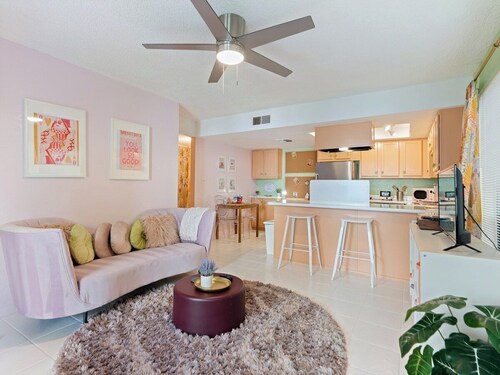 Charming 1BR condo in Old Town Scottsdale, featuring garden views and modern amenities.