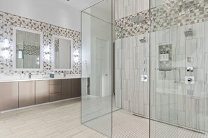 Douche, sèche-cheveux, serviettes fournies