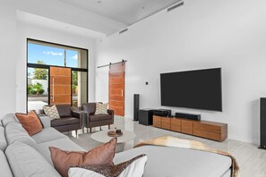 Smart TV y chimenea 