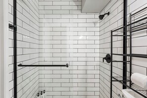 Douche, sèche-cheveux, serviettes fournies