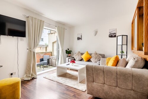 Canary Wharf Gem - Prvt Parking - Fast WiFi - O2 & Excel - Sleeps 4