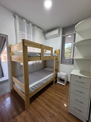 3 quartos, ferros/tábuas de passar roupa, acesso à internet