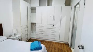 3 bedrooms, iron/ironing board, internet, bed sheets