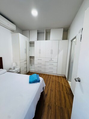 3 chambres, fer et planche à repasser, accès Internet, draps fournis