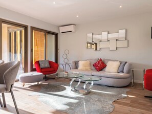 TV - Beautiful 2-Br Apartment, Sea View, Beaches Within Walking Distance (Cannes)