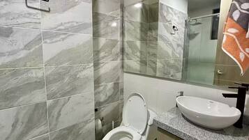 Regadera, toallas, jabón, papel de baño