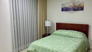 3 habitaciones, tabla de planchar con plancha, wifi y ropa de cama