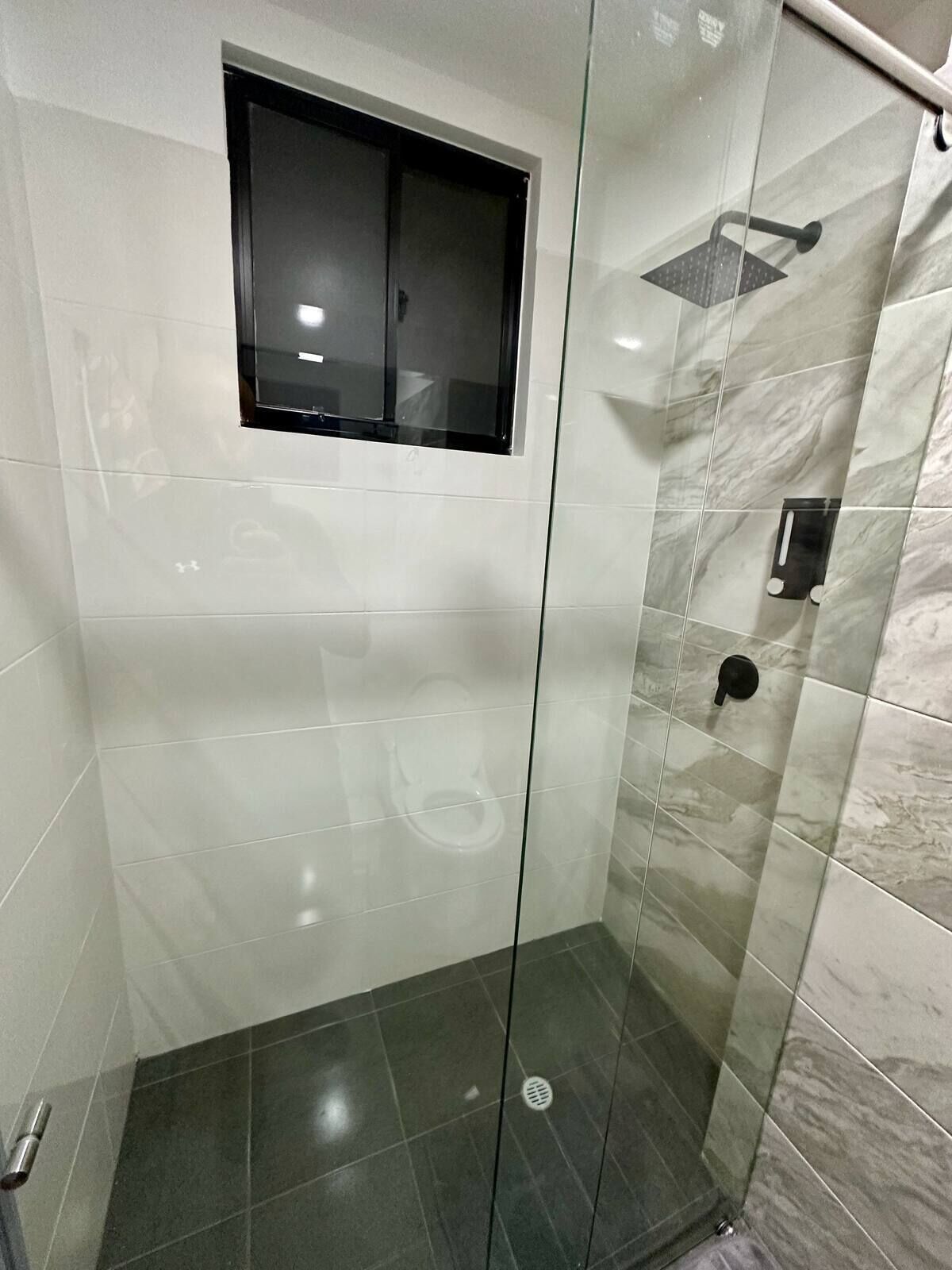 Dusj, håndklær, såpe og toalettpapir