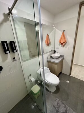 Doccia, asciugamani, sapone, carta igienica