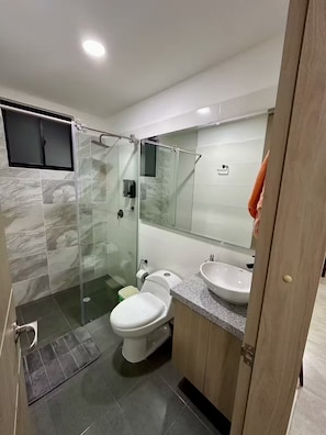 Ducha, toallas, jabón y papel higiénico