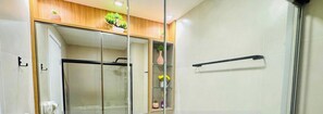 Apartment | Bathroom | Shower, free toiletries, hair dryer, towels - Beach Class Meireles by Diego Flats (Fortaleza)
