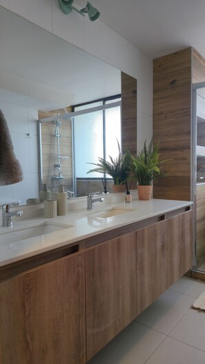 Dusche, Haartrockner, Handtücher, Seife