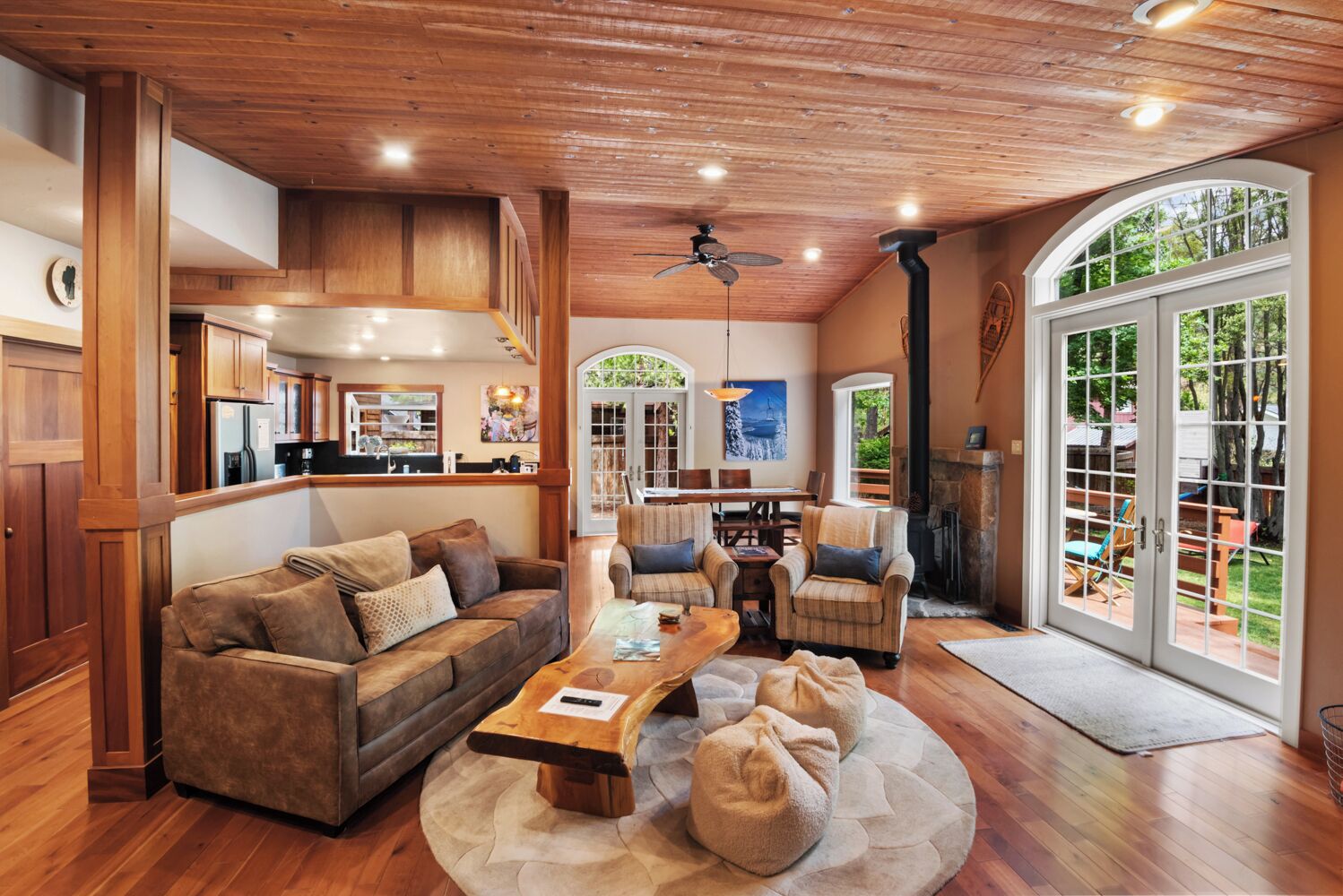 Smart TV, chimenea y estéreo 