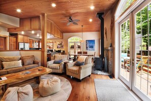 スマートテレビ、暖炉、ステレオ