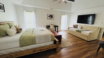 5 soverom, skrivebord, strykejern/-brett og reiseseng for barn