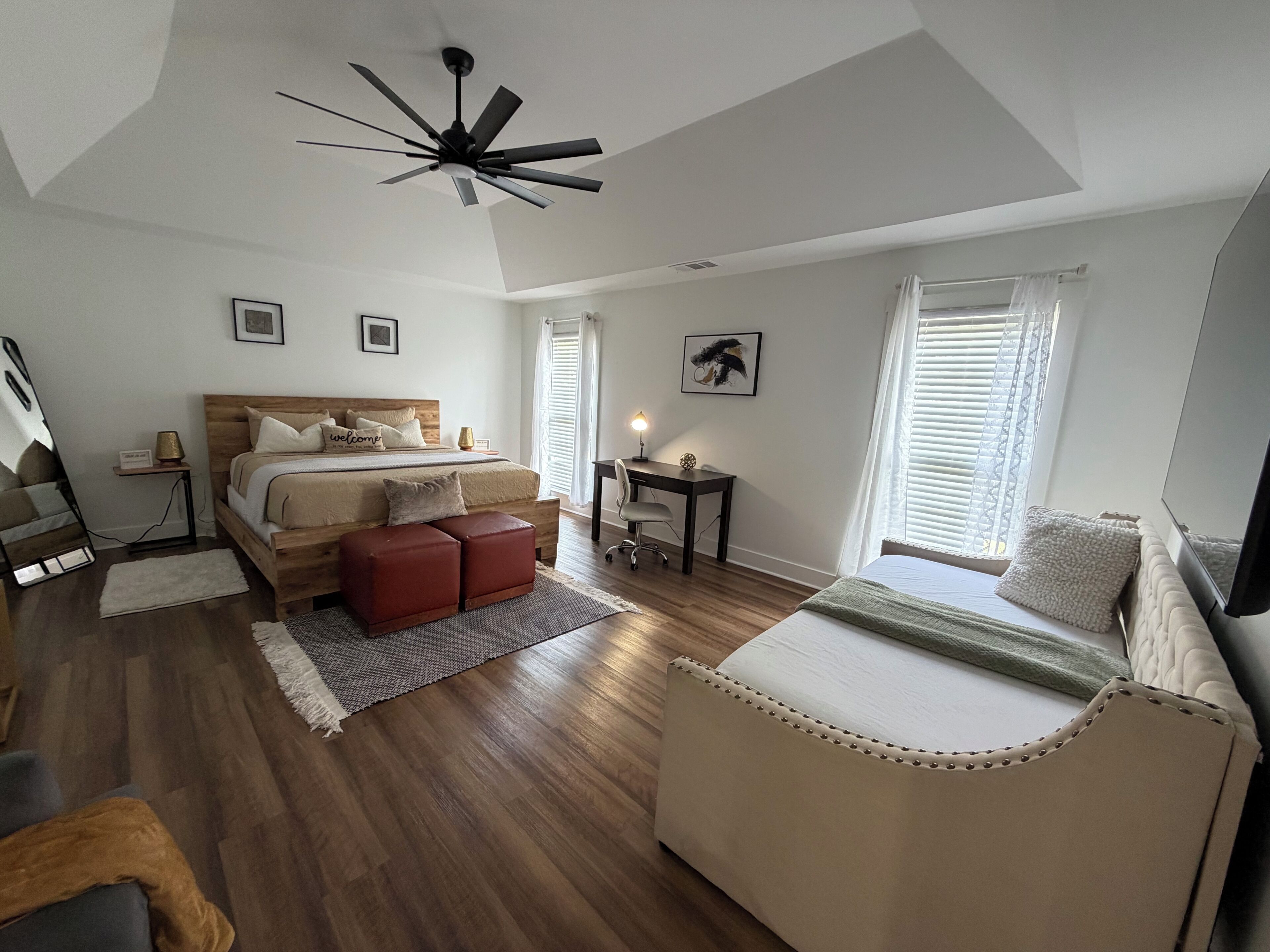 5 chambres, bureau, fer et planche à repasser, lit parapluie