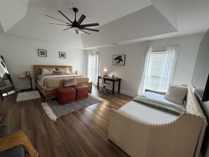 5 soverom, skrivebord, strykejern/-brett og reiseseng for barn