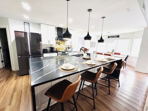 Spacious 5-bedroom house in awesome Lawrenceville with AC