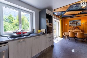 KĂŒhlschrank, Mikrowelle, Ofen, Herdplatte