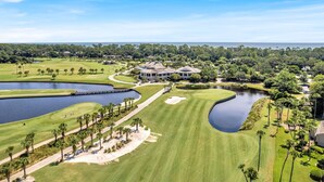 Un parcours de golf doté d’un club-house, de plans d’eau et de pelouses bien entretenues.