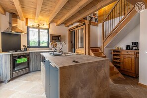 ثلاجة، ميكروويف، فرن، موقد طهي مسطح