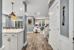 المنشأة من الداخل