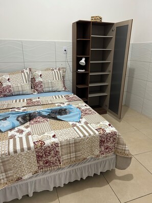 Tabla de planchar con plancha, wifi gratis y ropa de cama
