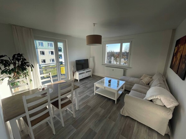 Books - Charming 4-person Apartment in Hoyerswerda City Center (Hoyerswerda)