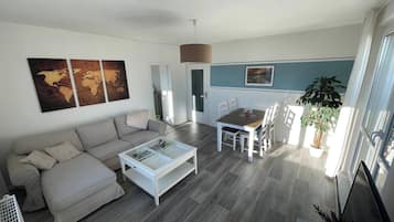 Apartment, 2Â Schlafzimmer, Raucher, Balkon | Wohnzimmer | BĂŒcher