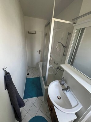 Bathroom shower - Charming 4-person Apartment in Hoyerswerda City Center (Hoyerswerda)