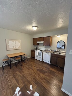 Four Ă micro-ondes, un four, surface de cuisson, lave-vaisselle