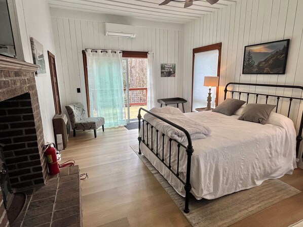 1 habitación, tabla de planchar con plancha, wifi y ropa de cama
