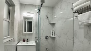 Douche, sèche-cheveux