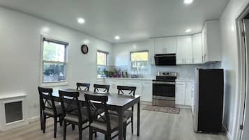 冰箱、微波炉、烤箱、厨具/餐具