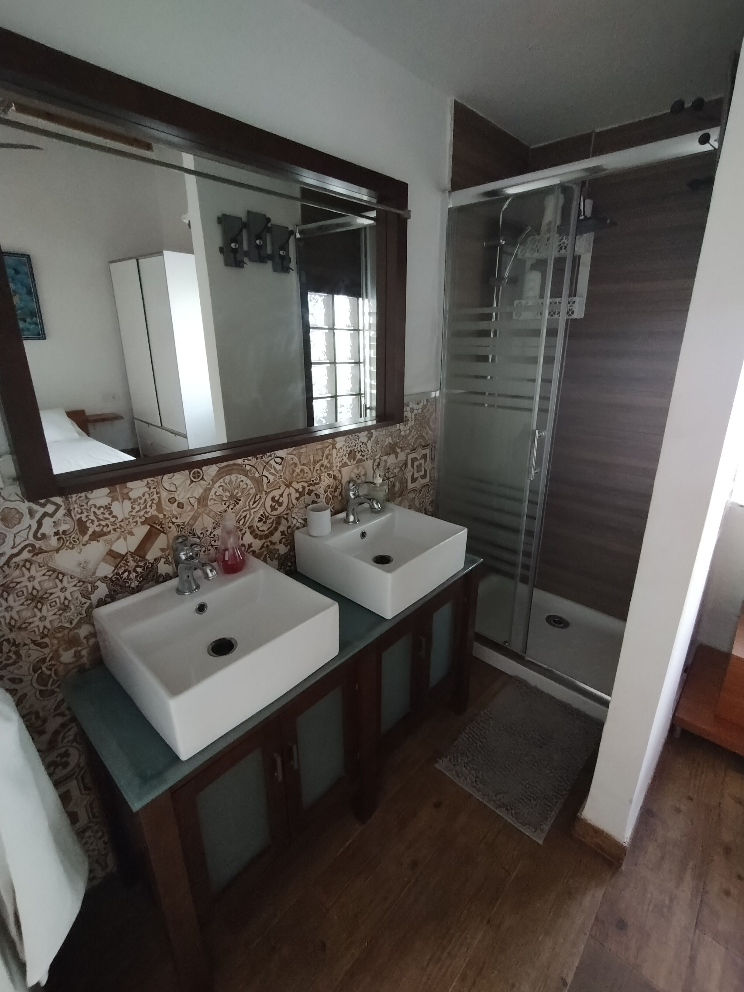 Chuveiro, toalhas de banho, sabonete, shampoo