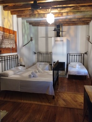 3 bedrooms, desk, iron/ironing board, free WiFi