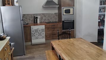 Frigorífico, microondas, horno y placa de cocina