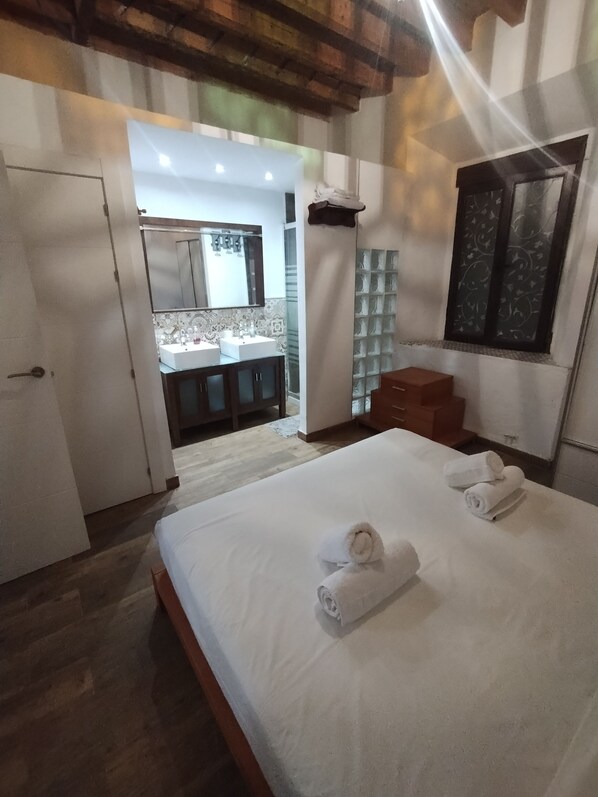 3 bedrooms, desk, iron/ironing board, free WiFi - Casa rural con encanto rodeado de Naturaleza (Arenas del Rey)