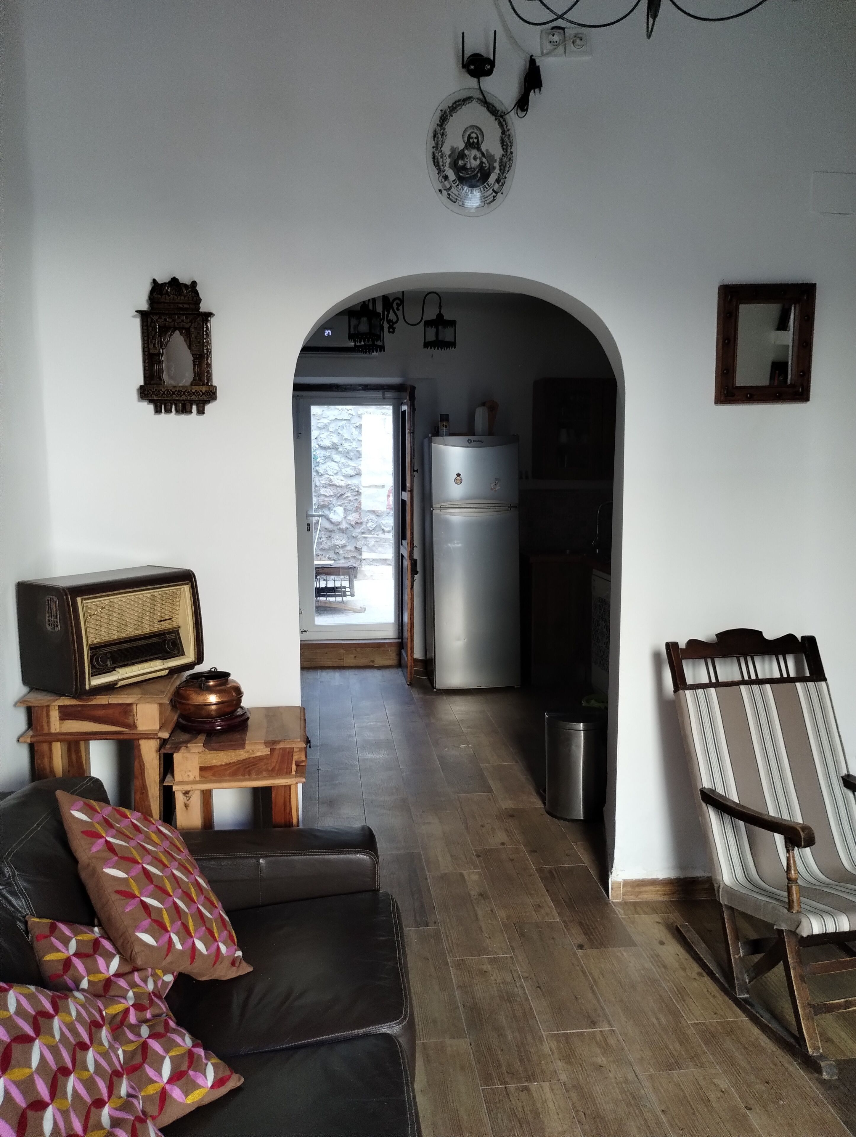 Una Smart TV, una chimenea, libros