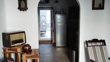 Una Smart TV, una chimenea, libros